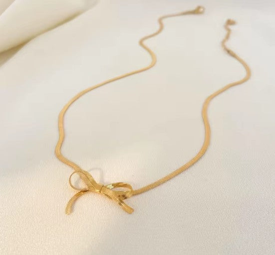 Bow Choker Necklace With A Snake Chain Design