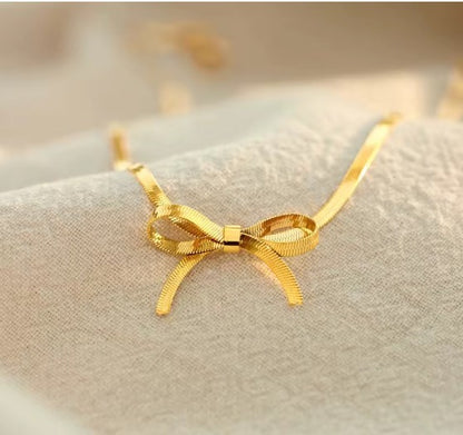 Bow Choker Necklace With A Snake Chain Design