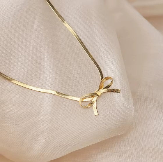 Bow Choker Necklace With A Snake Chain Design